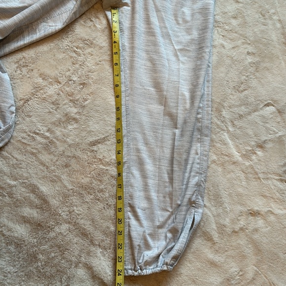 lululemon size 6 crop - Swift material - white and grey - Picture 10 of 12